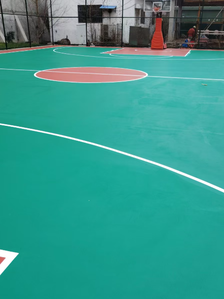 东乌珠穆沁 球场长期使用易出现地面开裂